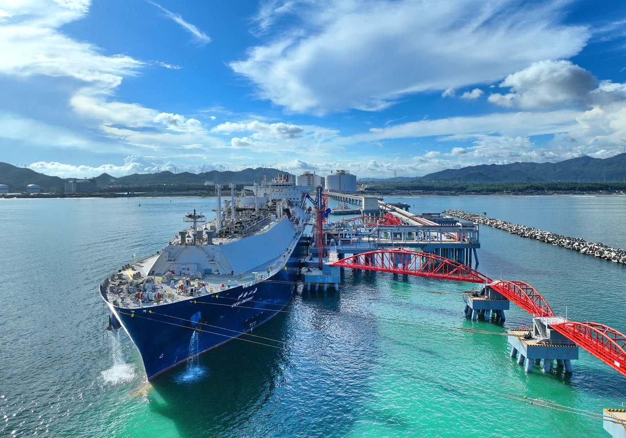 LNG 船舶、接收码头与岸侧储罐