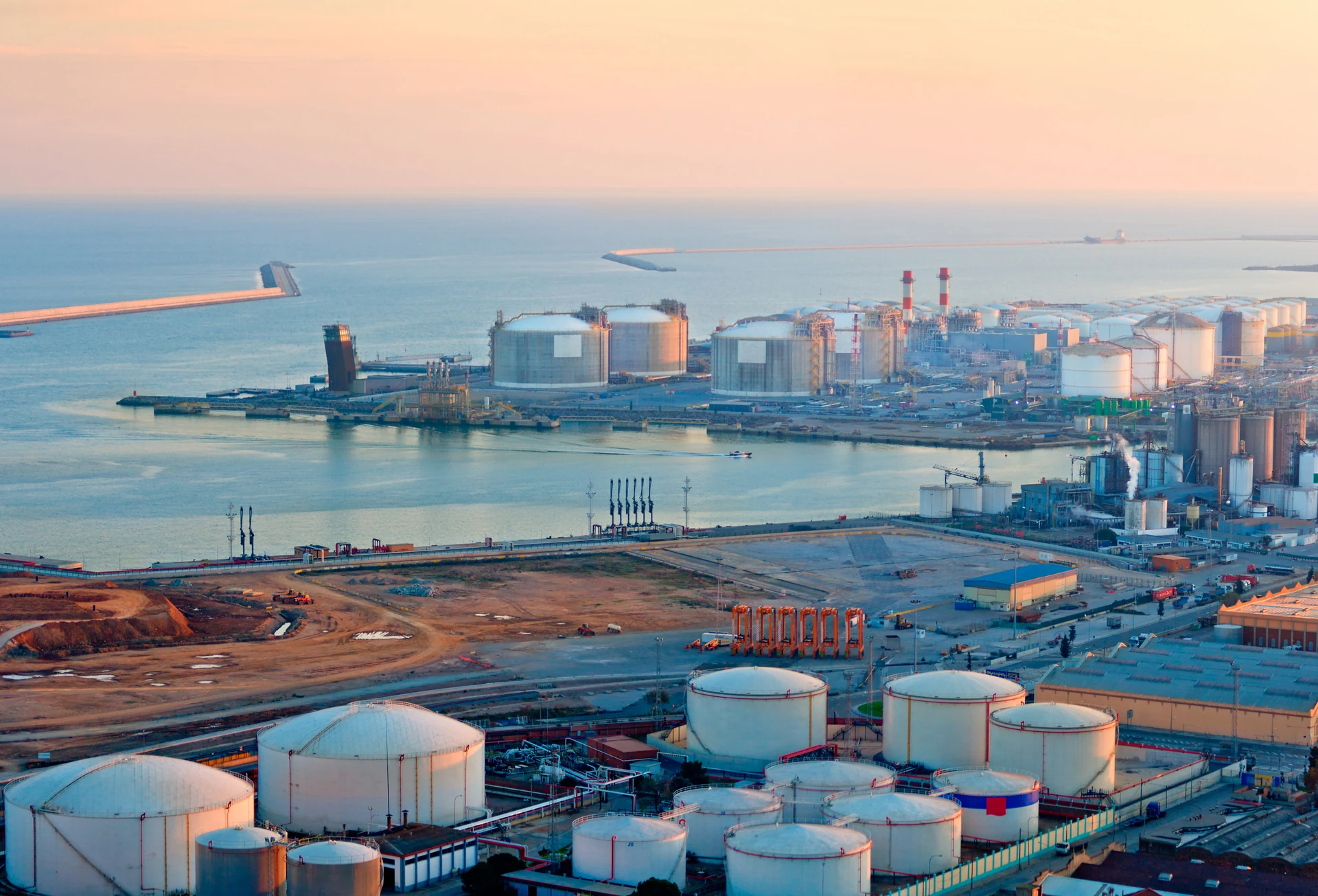 Coastal energy storage facilities and harbour
